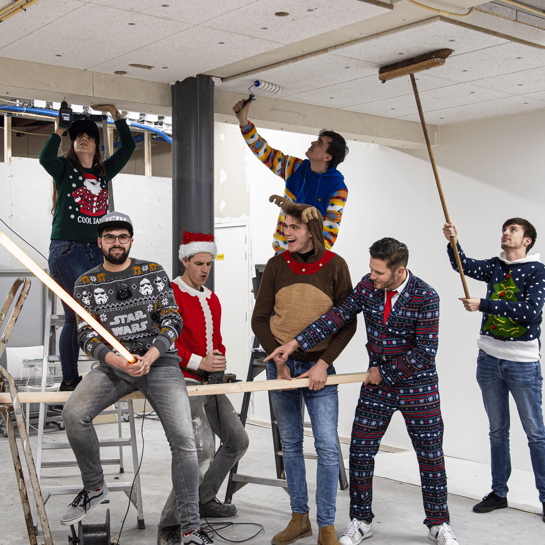 Het Lyfter Team tijdens de verbouwing van het nieuw kantoor, volledig in kerstsfeer met mooie kersttruien en natuurlijk gereedschap.