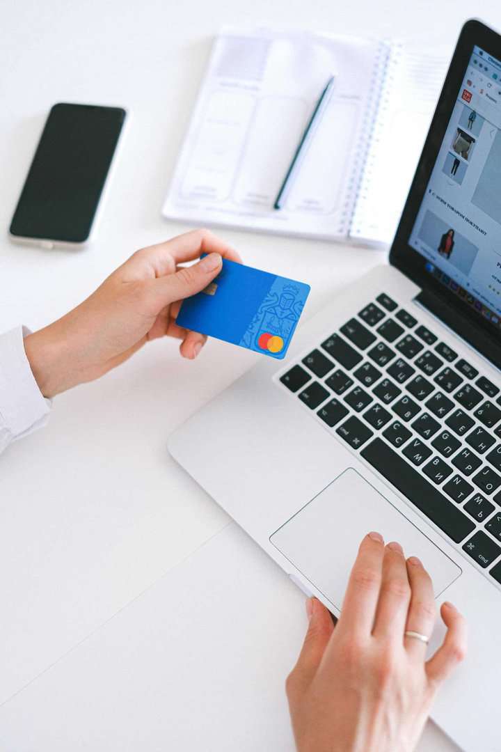 Een afbeelding van een bankpas om te gebruiken voor het voldoen van een online betaling