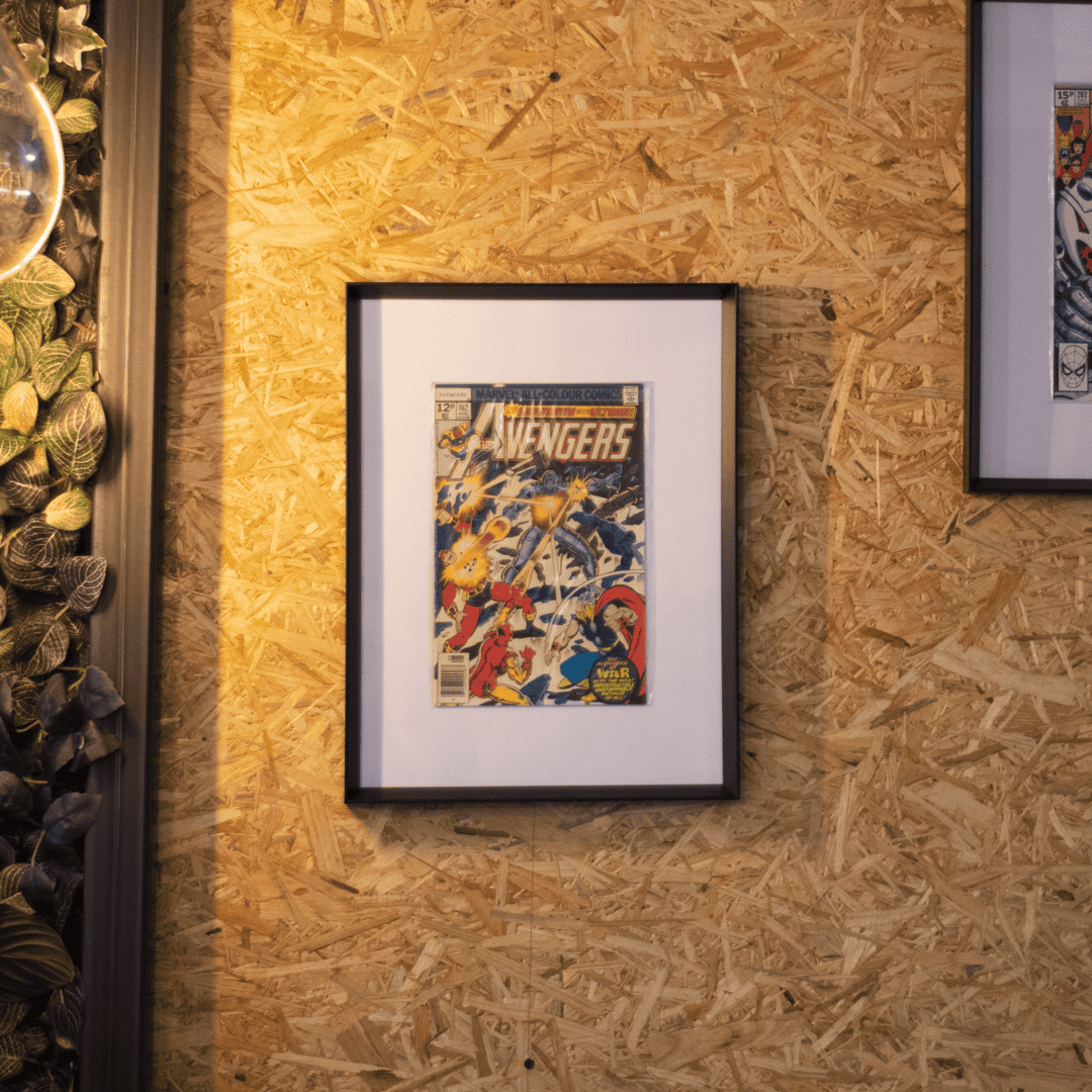 De Avengers Showdown with Ultron comic die in het Lyfter kantoor aan de muur hangt